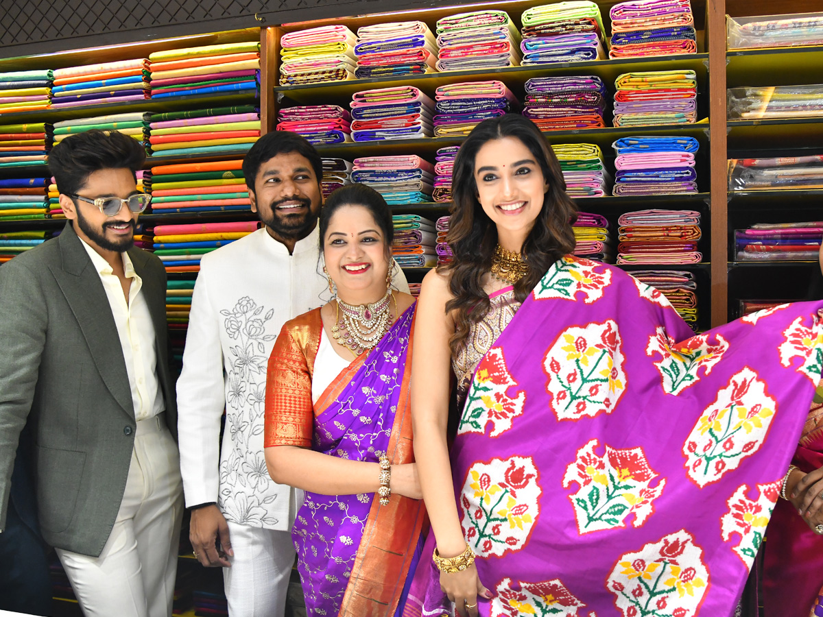 Hero_20Teja_20Sajja_2C_20Actress_20Meenakshi_20Chaudhary_20Launches_20Shopping_20Mall_20Photos_20_2814_29_0.jpg 15