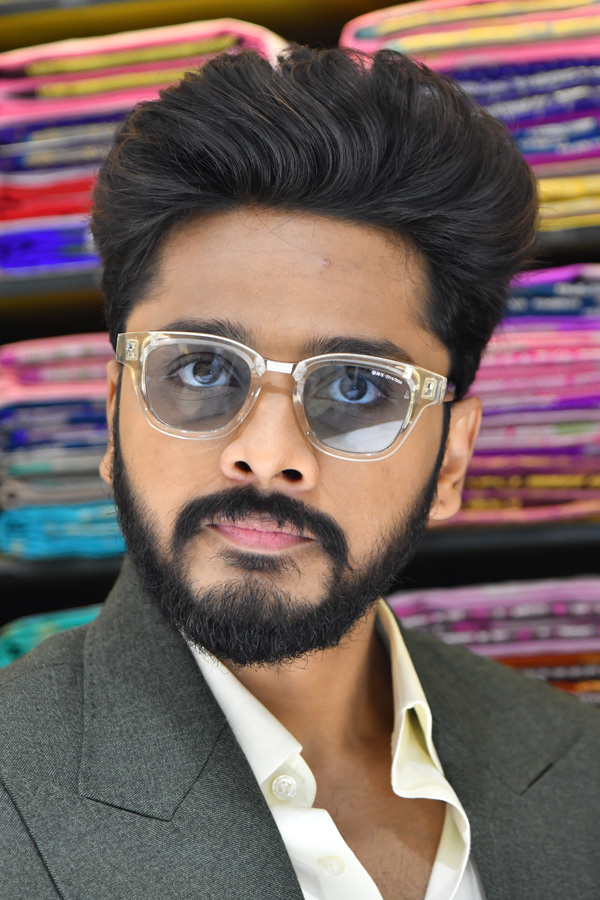 Hero_20Teja_20Sajja_2C_20Actress_20Meenakshi_20Chaudhary_20Launches_20Shopping_20Mall_20Photos_20_2815_29_0.jpg 16