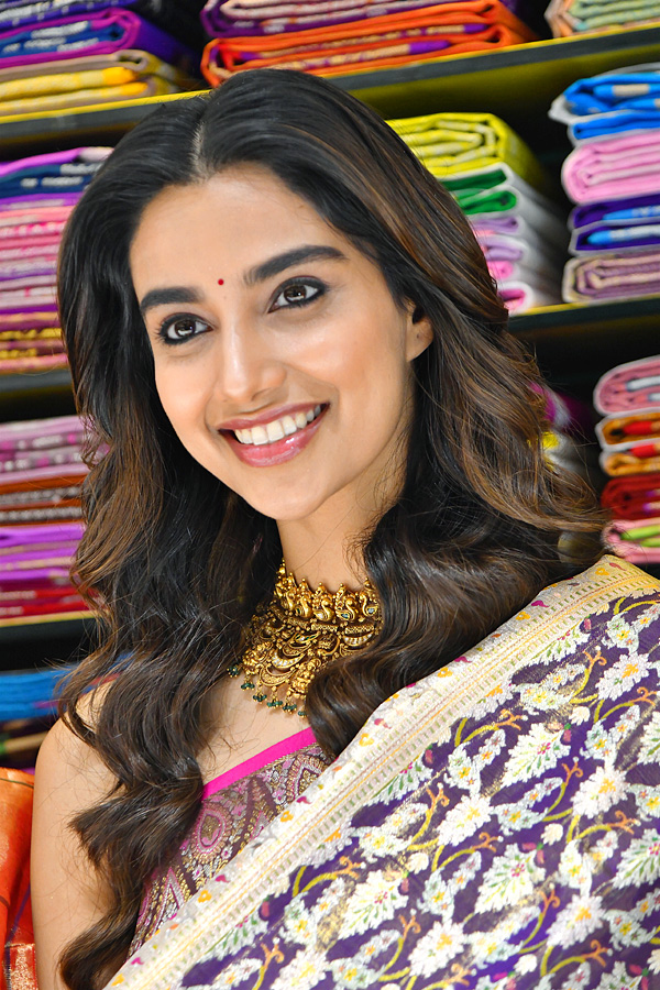 Hero_20Teja_20Sajja_2C_20Actress_20Meenakshi_20Chaudhary_20Launches_20Shopping_20Mall_20Photos_20_2816_29_0.jpg 17