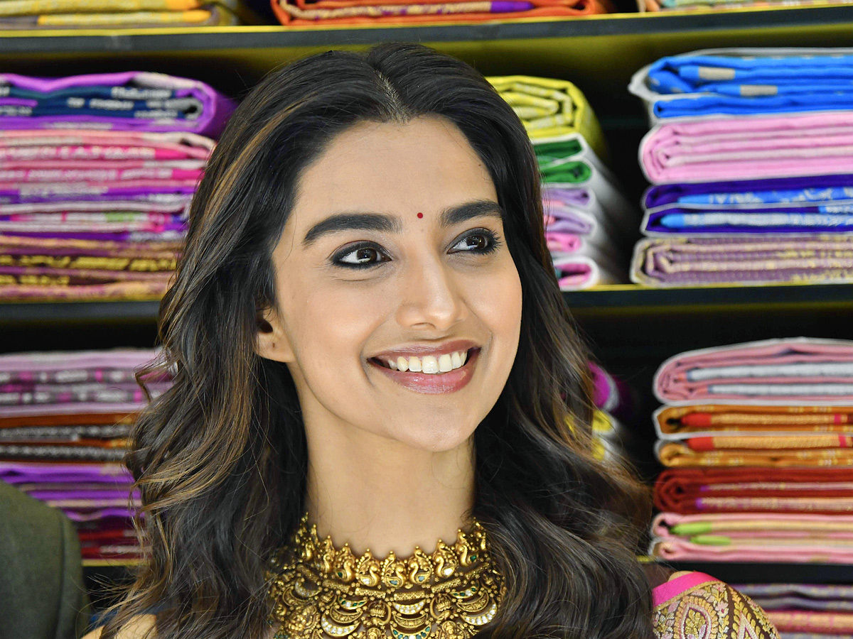 Hero_20Teja_20Sajja_2C_20Actress_20Meenakshi_20Chaudhary_20Launches_20Shopping_20Mall_20Photos_20_2817_29_0.jpg 18