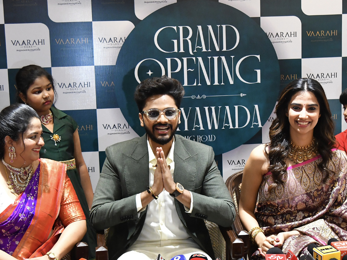 Hero_20Teja_20Sajja_2C_20Actress_20Meenakshi_20Chaudhary_20Launches_20Shopping_20Mall_20Photos_20_2818_29_0.jpg 19