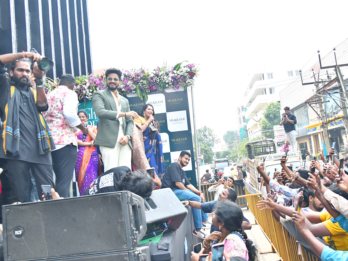 Hero_20Teja_20Sajja_2C_20Actress_20Meenakshi_20Chaudhary_20Launches_20Shopping_20Mall_20Photos_20_283_29_1.jpg 4
