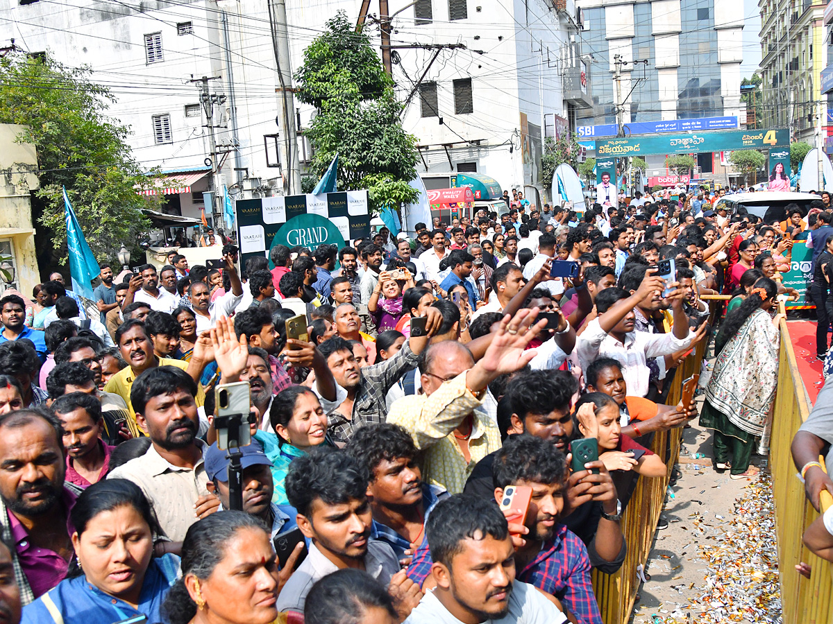 Hero_20Teja_20Sajja_2C_20Actress_20Meenakshi_20Chaudhary_20Launches_20Shopping_20Mall_20Photos_20_284_29_1.jpg 5