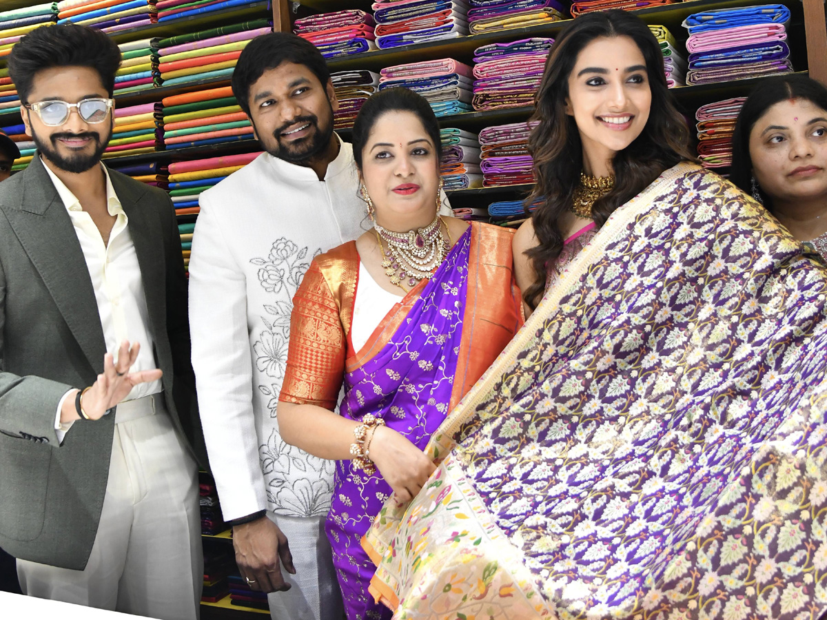 Hero_20Teja_20Sajja_2C_20Actress_20Meenakshi_20Chaudhary_20Launches_20Shopping_20Mall_20Photos_20_286_29_0.jpg 7