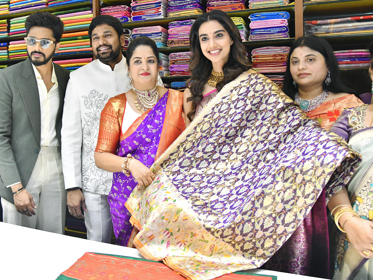 Hero_20Teja_20Sajja_2C_20Actress_20Meenakshi_20Chaudhary_20Launches_20Shopping_20Mall_20Photos_20_288_29_0.jpg 9