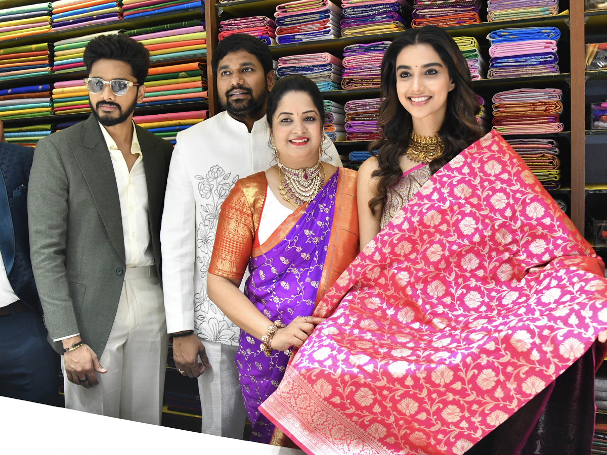 Hero_20Teja_20Sajja_2C_20Actress_20Meenakshi_20Chaudhary_20Launches_20Shopping_20Mall_20Photos_20_289_29_0.jpg 10