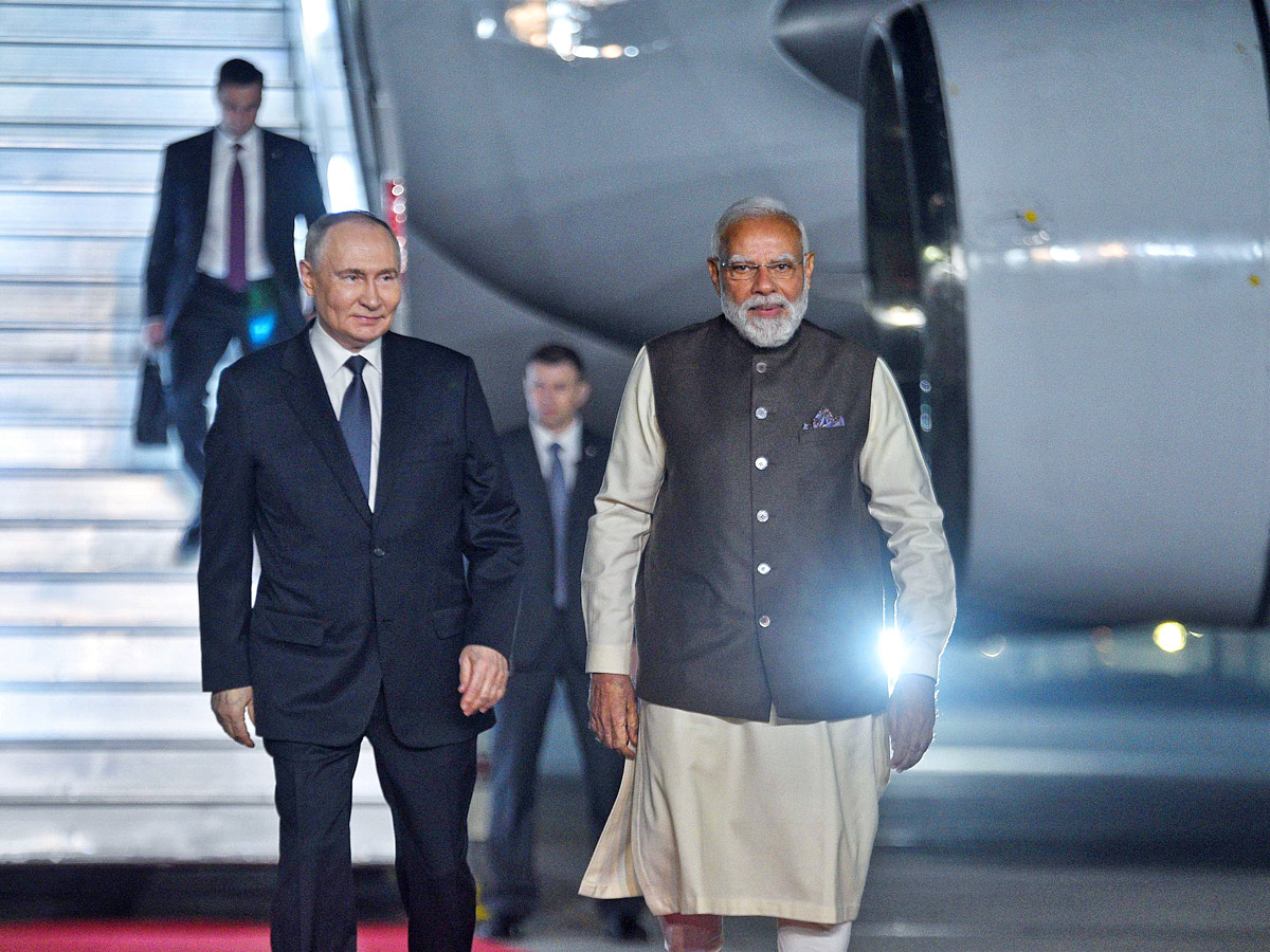 PM_20Modi_20Welcomes_20Russian_20President_20Vladimir_20Putin_20in_20Delhi_20AIrport_20Photos_20_2810_29.jpg 11