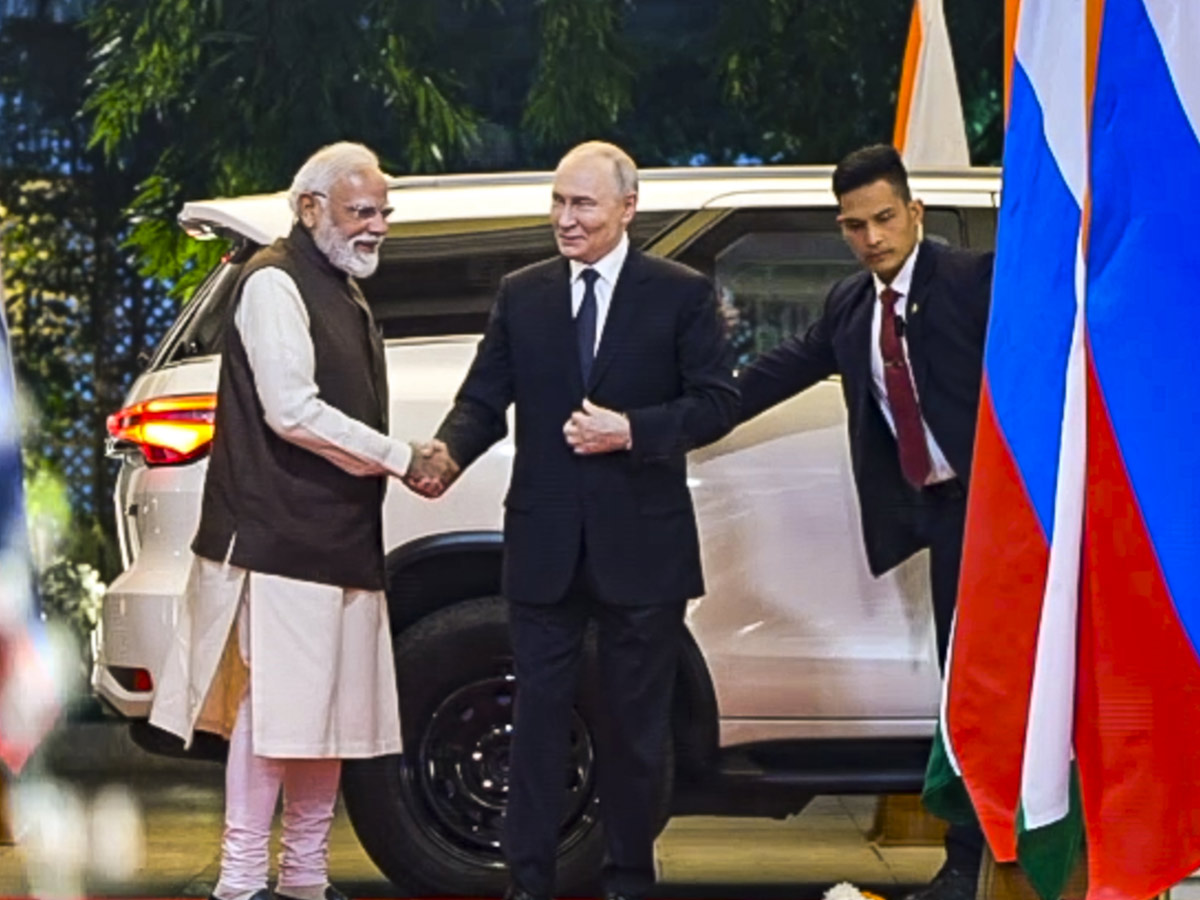 PM_20Modi_20Welcomes_20Russian_20President_20Vladimir_20Putin_20in_20Delhi_20AIrport_20Photos_20_2812_29.jpg 12