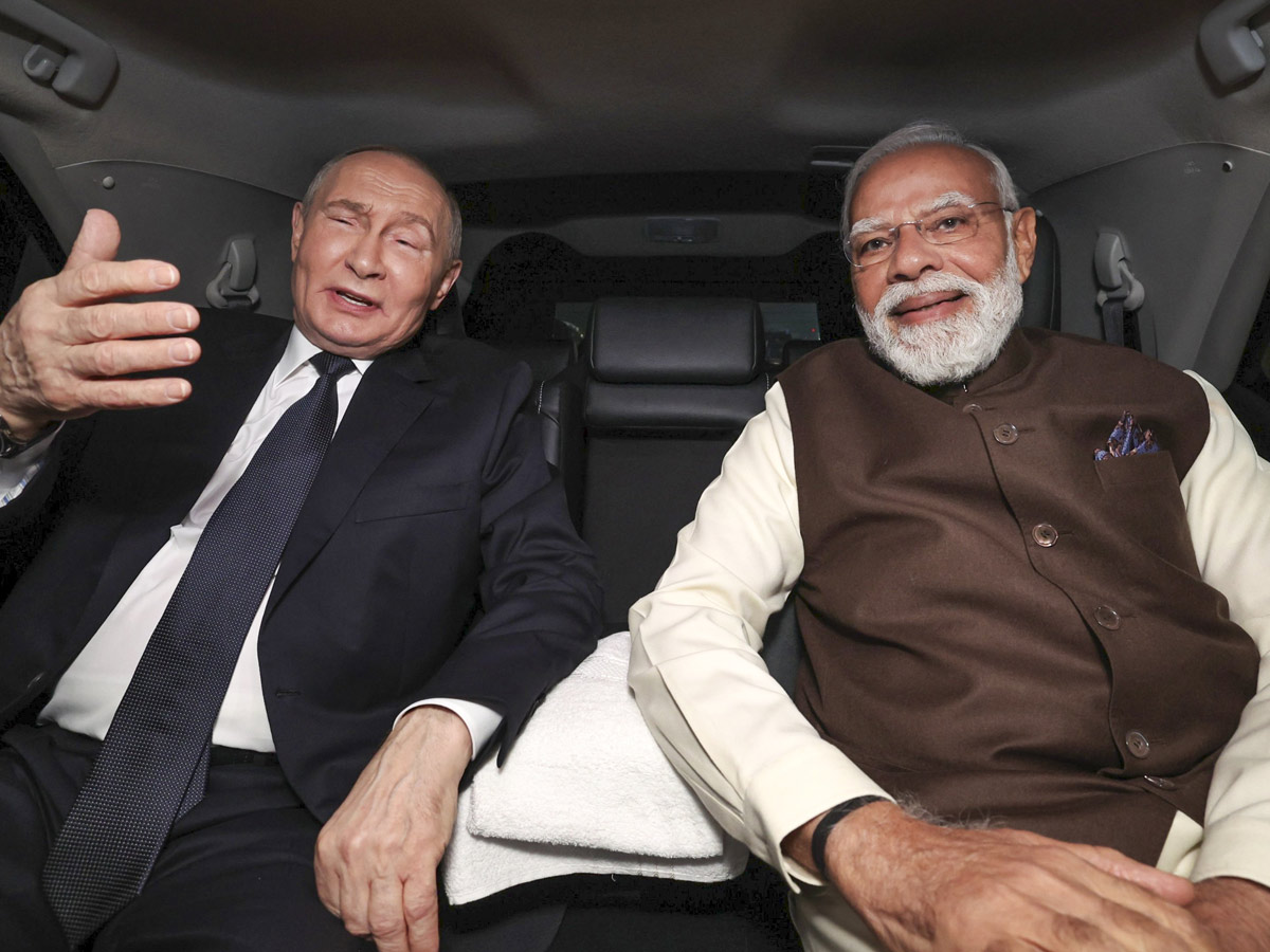 PM_20Modi_20Welcomes_20Russian_20President_20Vladimir_20Putin_20in_20Delhi_20AIrport_20Photos_20_2813_29.jpg 13