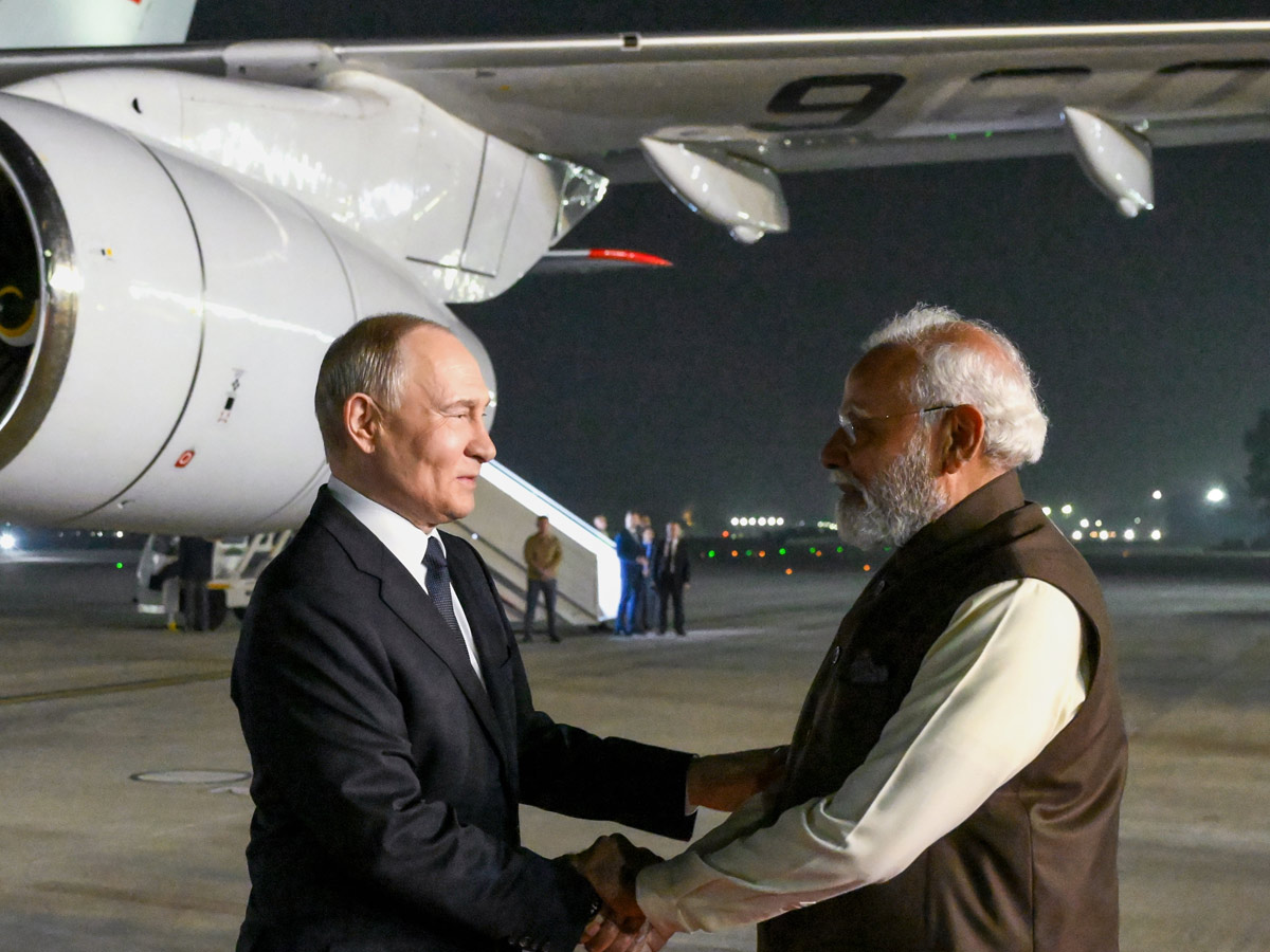 PM_20Modi_20Welcomes_20Russian_20President_20Vladimir_20Putin_20in_20Delhi_20AIrport_20Photos_20_2814_29.jpg 14