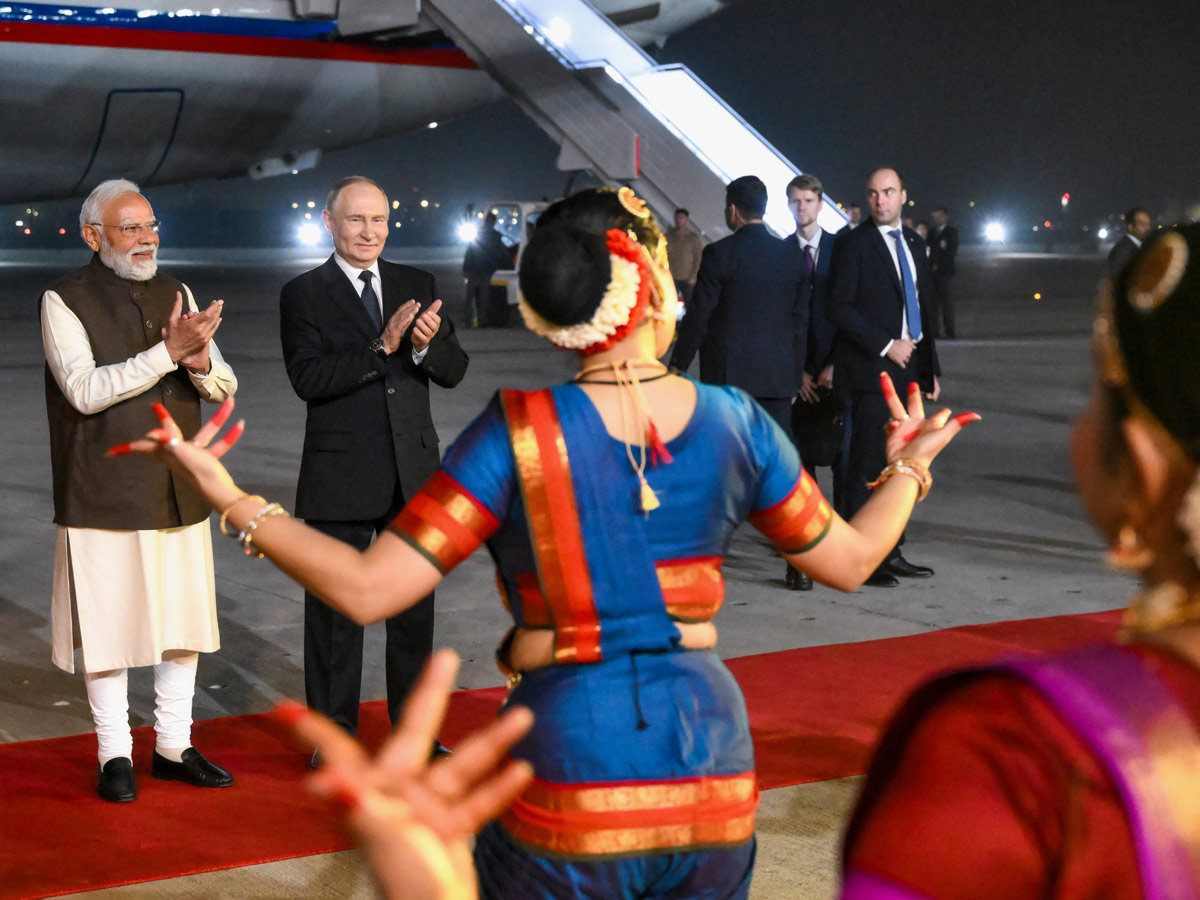 PM_20Modi_20Welcomes_20Russian_20President_20Vladimir_20Putin_20in_20Delhi_20AIrport_20Photos_20_2815_29.jpg 15
