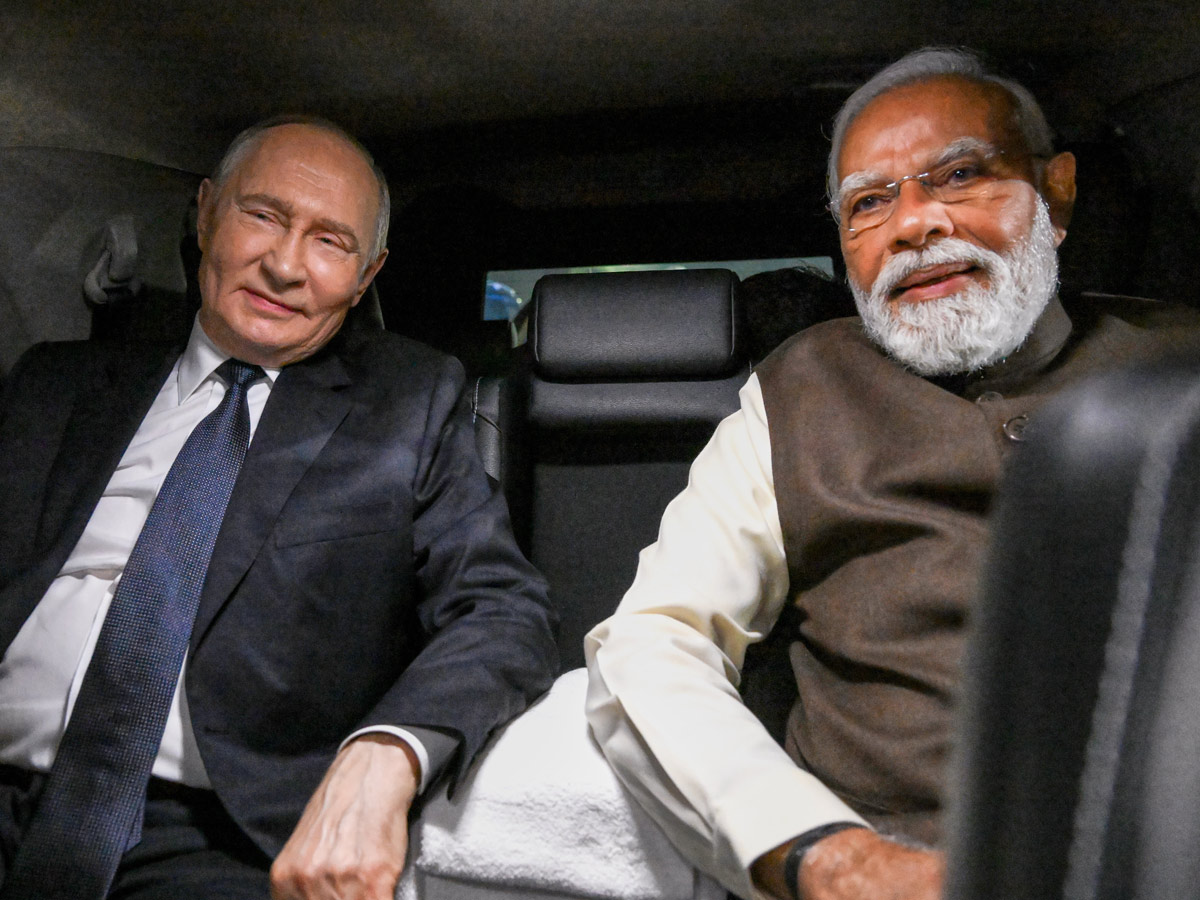 PM_20Modi_20Welcomes_20Russian_20President_20Vladimir_20Putin_20in_20Delhi_20AIrport_20Photos_20_281_29.jpg 2
