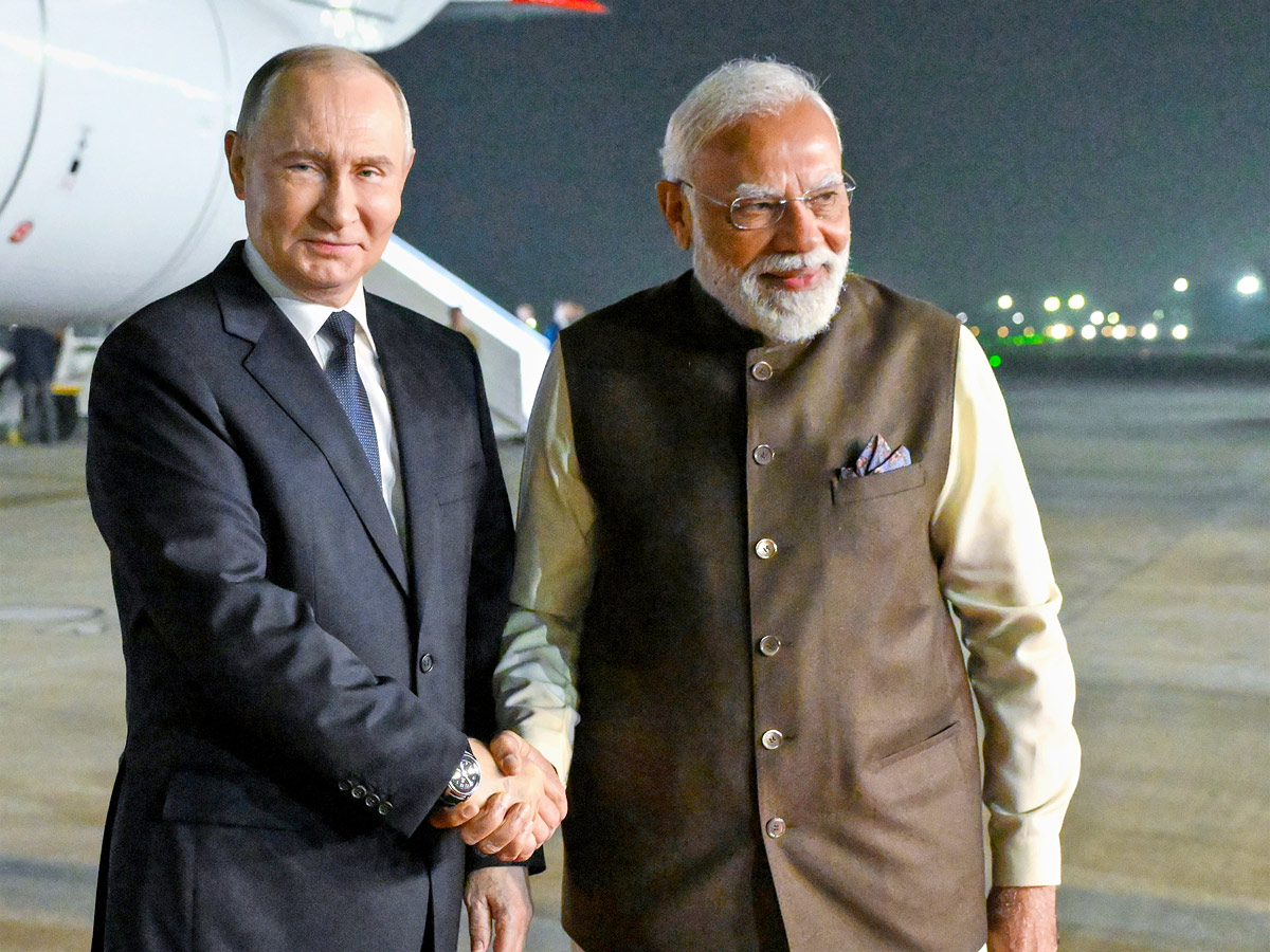 PM_20Modi_20Welcomes_20Russian_20President_20Vladimir_20Putin_20in_20Delhi_20AIrport_20Photos_20_282_29.jpg 3