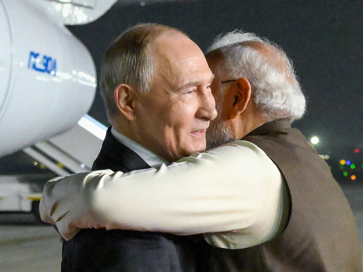 PM_20Modi_20Welcomes_20Russian_20President_20Vladimir_20Putin_20in_20Delhi_20AIrport_20Photos_20_283_29.jpg 4