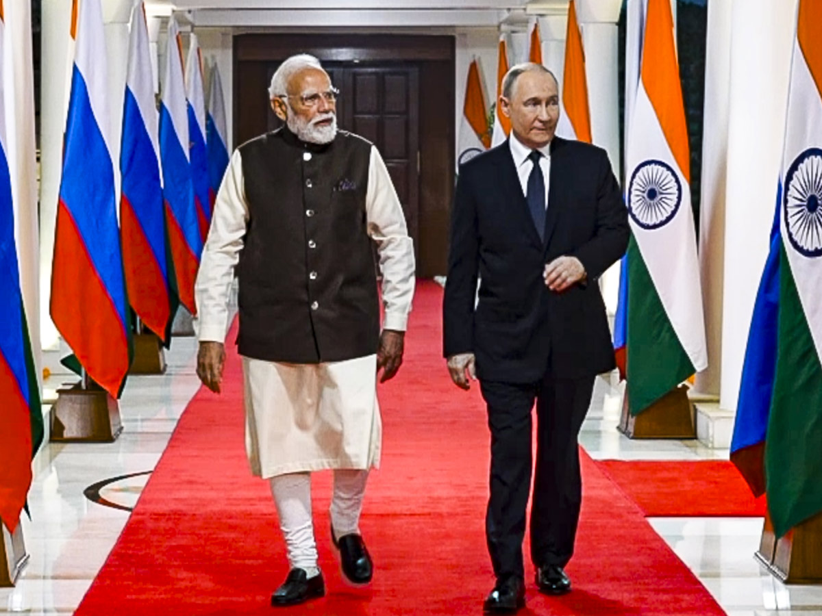 PM_20Modi_20Welcomes_20Russian_20President_20Vladimir_20Putin_20in_20Delhi_20AIrport_20Photos_20_284_29.jpg 5