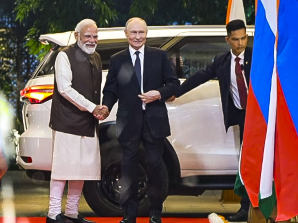 PM_20Modi_20Welcomes_20Russian_20President_20Vladimir_20Putin_20in_20Delhi_20AIrport_20Photos_20_285_29.jpg 6