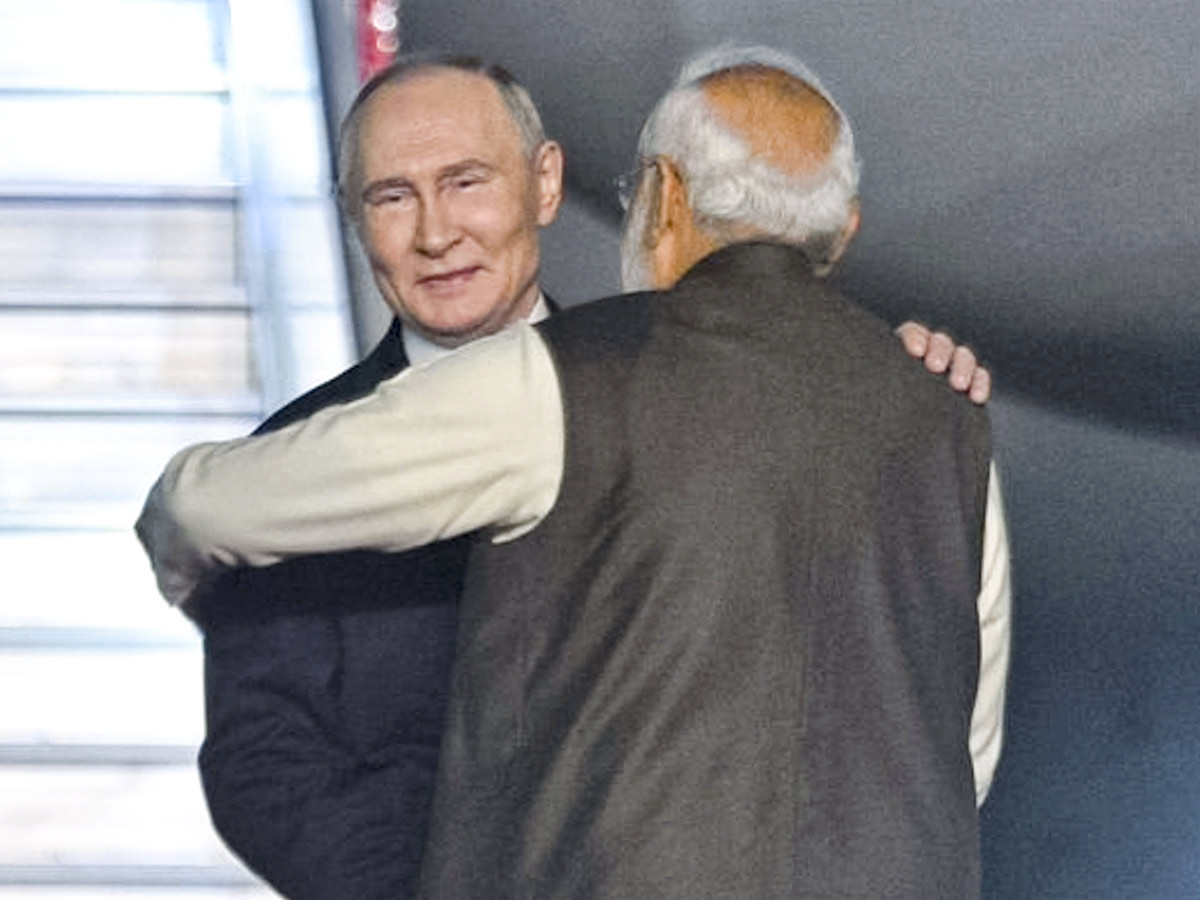 PM_20Modi_20Welcomes_20Russian_20President_20Vladimir_20Putin_20in_20Delhi_20AIrport_20Photos_20_286_29.jpg 7