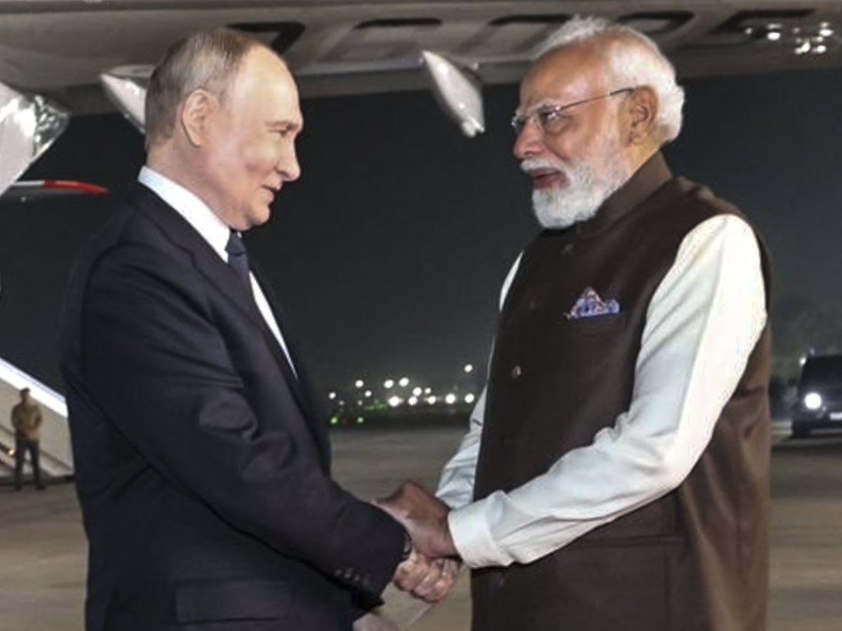 PM_20Modi_20Welcomes_20Russian_20President_20Vladimir_20Putin_20in_20Delhi_20AIrport_20Photos_20_287_29.jpg 8