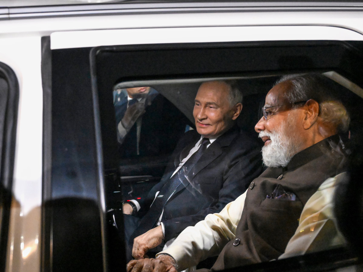 PM_20Modi_20Welcomes_20Russian_20President_20Vladimir_20Putin_20in_20Delhi_20AIrport_20Photos_20_288_29.jpg 9