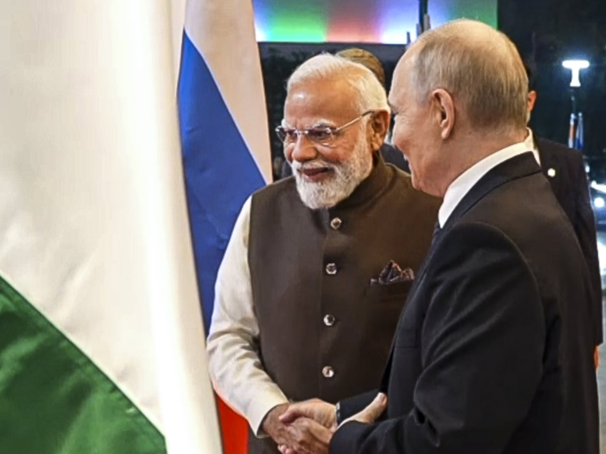 PM_20Modi_20Welcomes_20Russian_20President_20Vladimir_20Putin_20in_20Delhi_20AIrport_20Photos_20_289_29.jpg 10