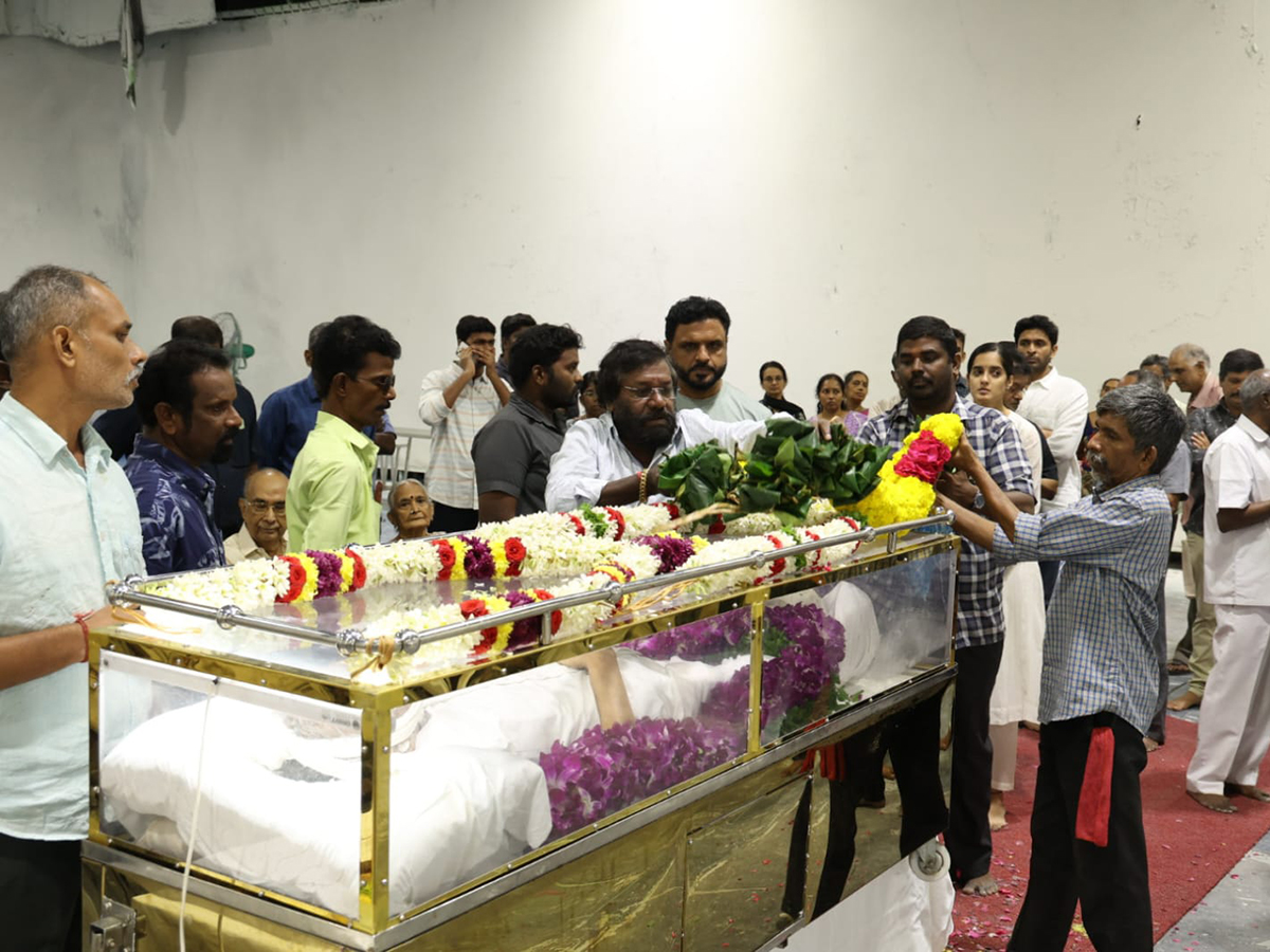 Rajinikanth_20And_20Suriya_20Vishal_20and_20more_20pay_20homage_20to_20AVM_20Saravanan__20_288_29.jpg 8