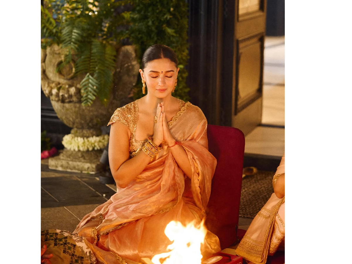 Alia_20Bhatt_20shares_20glimpses_20of_20griha_20pravesh_20puja_20with_20Ranbir_20Kapoor_20Photos_20_2812_29.jpg 3