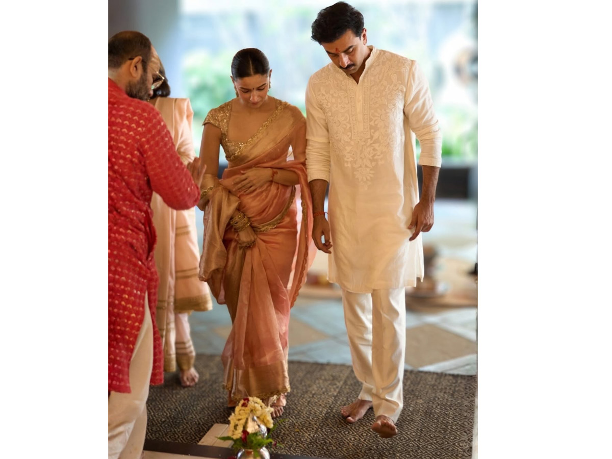 Alia_20Bhatt_20shares_20glimpses_20of_20griha_20pravesh_20puja_20with_20Ranbir_20Kapoor_20Photos_20_282_29.jpg 2