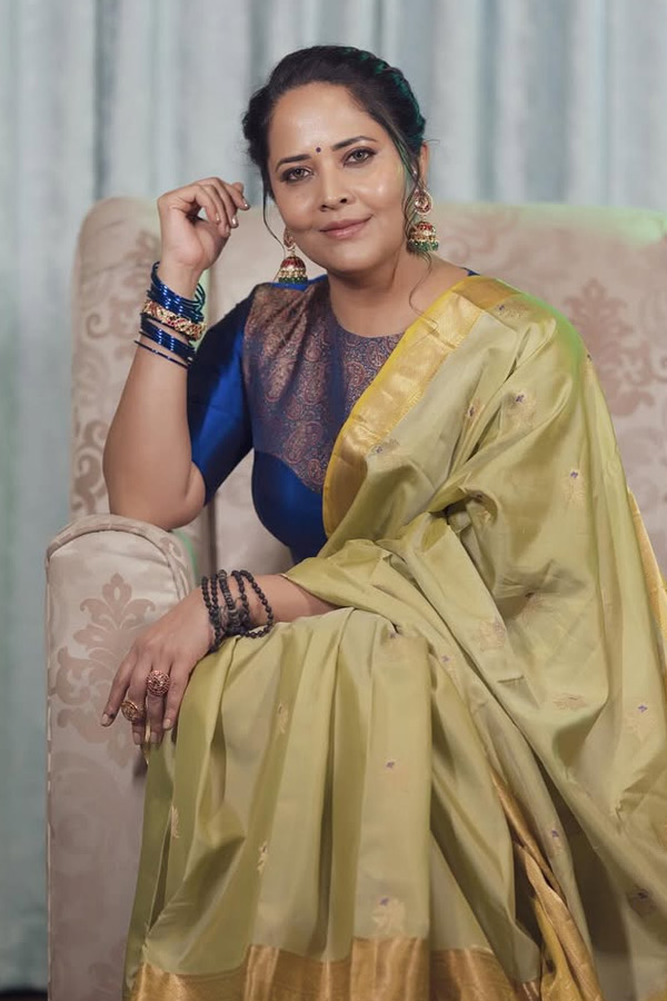 Anasuya_20Bharadwaj_20Stunning_20Looks_20In_20Saree_20Photos_20_285_29.jpg 6