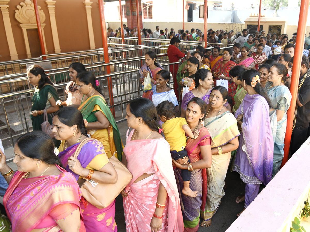 Sri_20Kanaka_20Mahalakshmi_20Ammavari_20Margasira_20Masotsavalu_20In_20Visakhapatnam__20_283_29.jpg 3