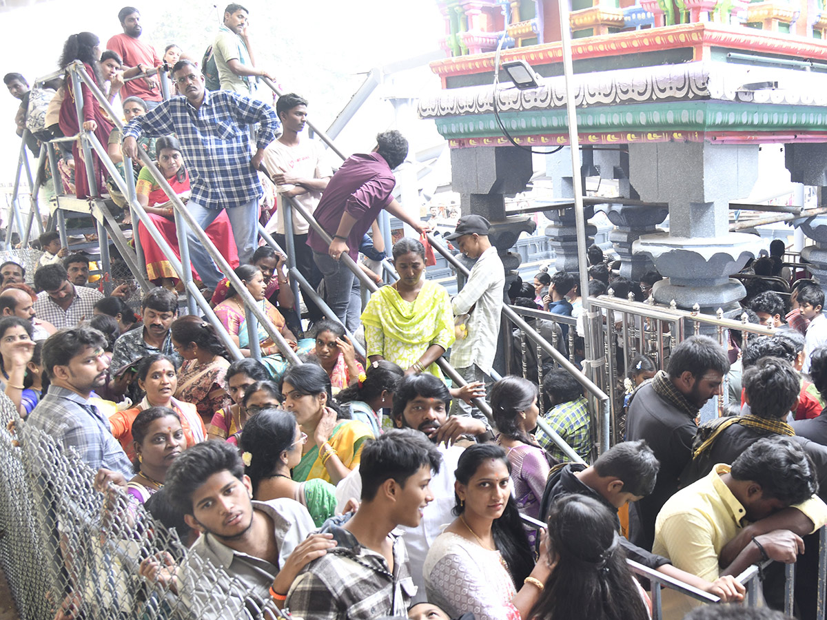 Devotees_20Rush_20at_20Vijayawada_20Durga_20Temple_20Photos__20_2810_29.jpg 10