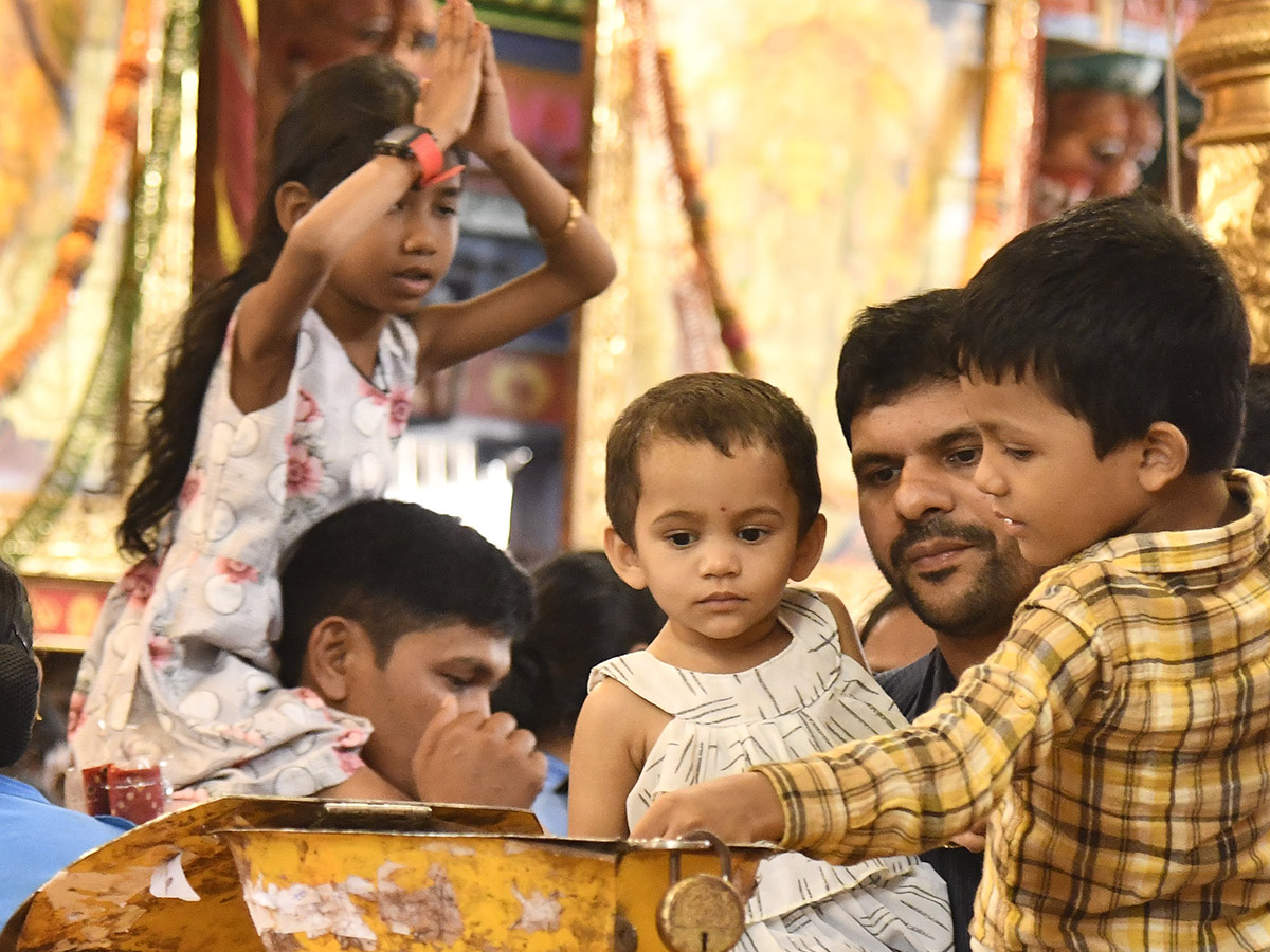 Devotees_20Rush_20at_20Vijayawada_20Durga_20Temple_20Photos__20_2816_29.jpg 16