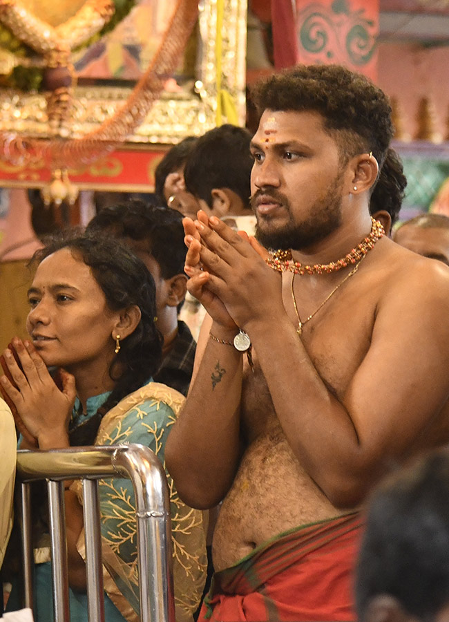Devotees_20Rush_20at_20Vijayawada_20Durga_20Temple_20Photos__20_2820_29.jpg 20