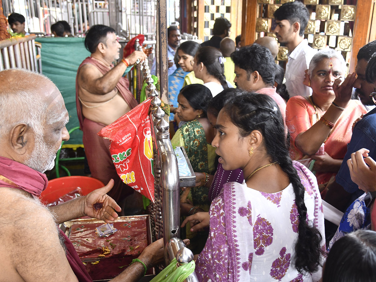 Devotees_20Rush_20at_20Vijayawada_20Durga_20Temple_20Photos__20_287_29.jpg 7