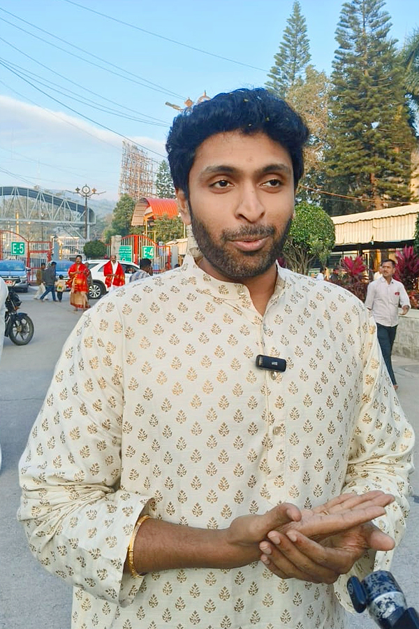 Actor_20Vikram_20Prabhu_20And_20Lakshmi_20Ujjaini_20Visited_20Tirumala_20Photos_20_282_29.jpg 3