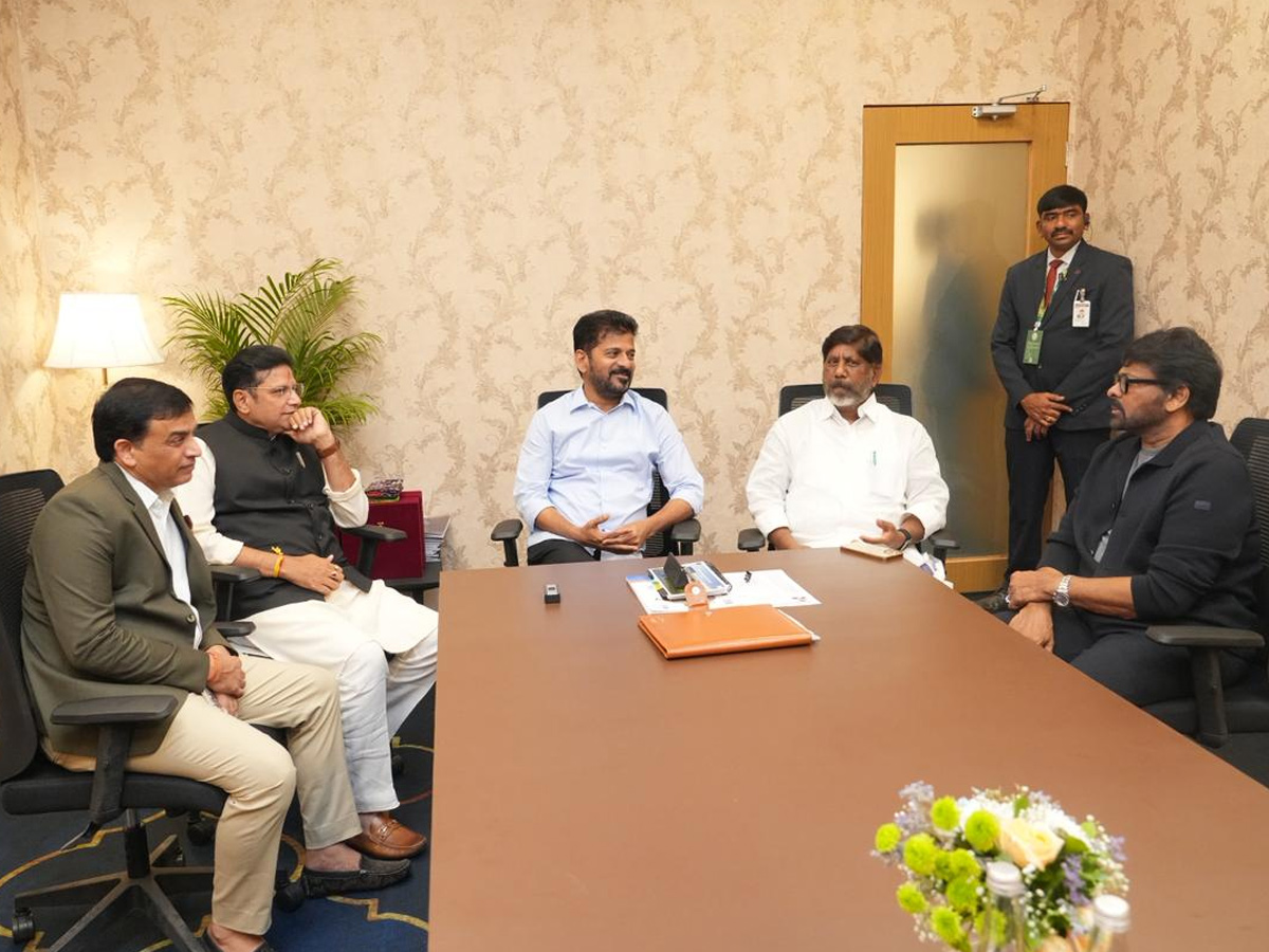 TFI_20Stars_20Meets_20CM_20Revanth_20Reddy_20Photos_20_283_29.jpg 4