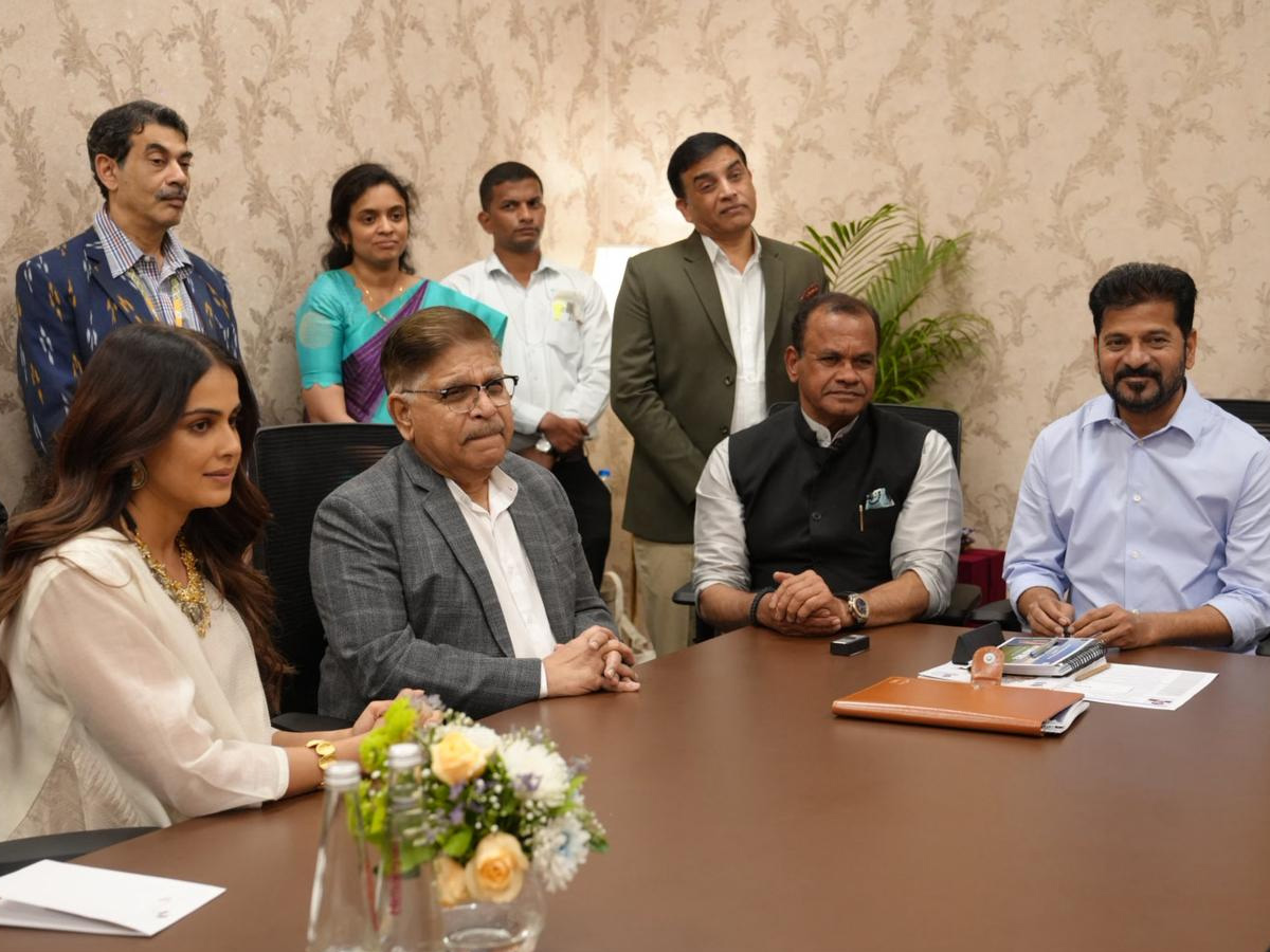 TFI_20Stars_20Meets_20CM_20Revanth_20Reddy_20Photos_20_286_29.jpg 6