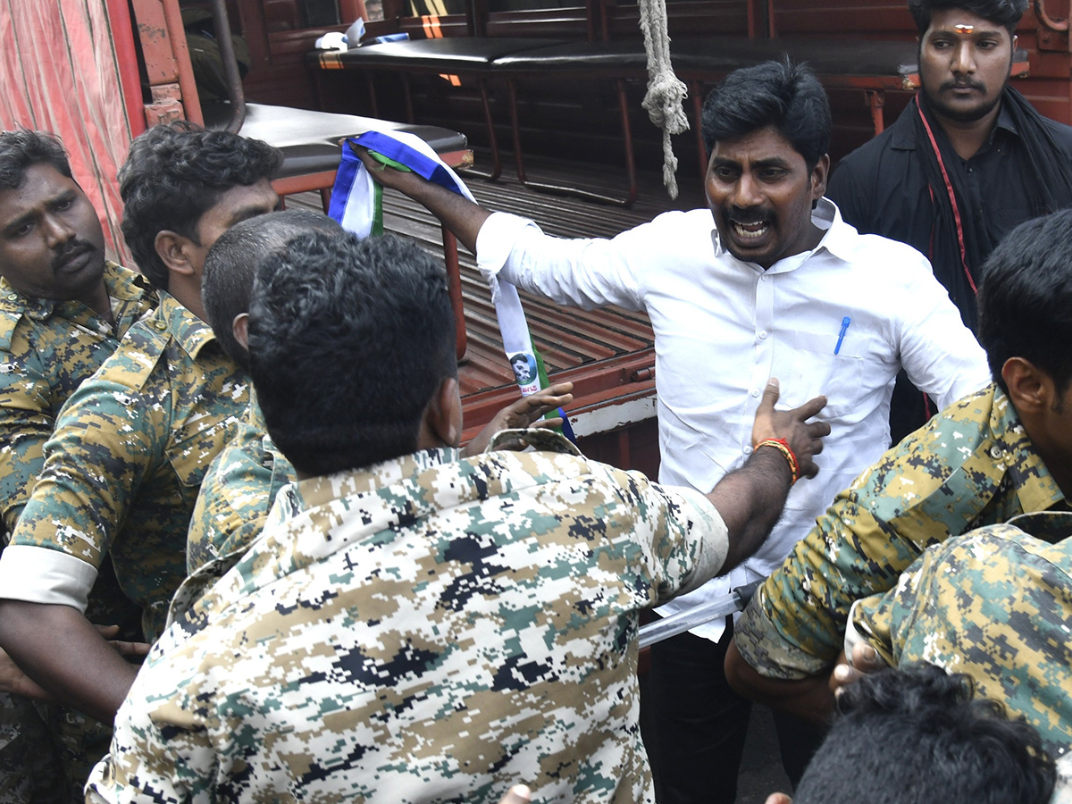 Vijayawada_20_20Students_20Huge_20Protest_20Against_20Chandrababu_20Govt__20_2814_29.jpg 14