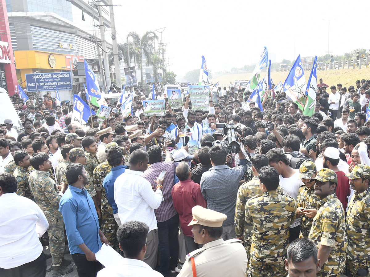 Vijayawada_20_20Students_20Huge_20Protest_20Against_20Chandrababu_20Govt__20_287_29.jpg 7