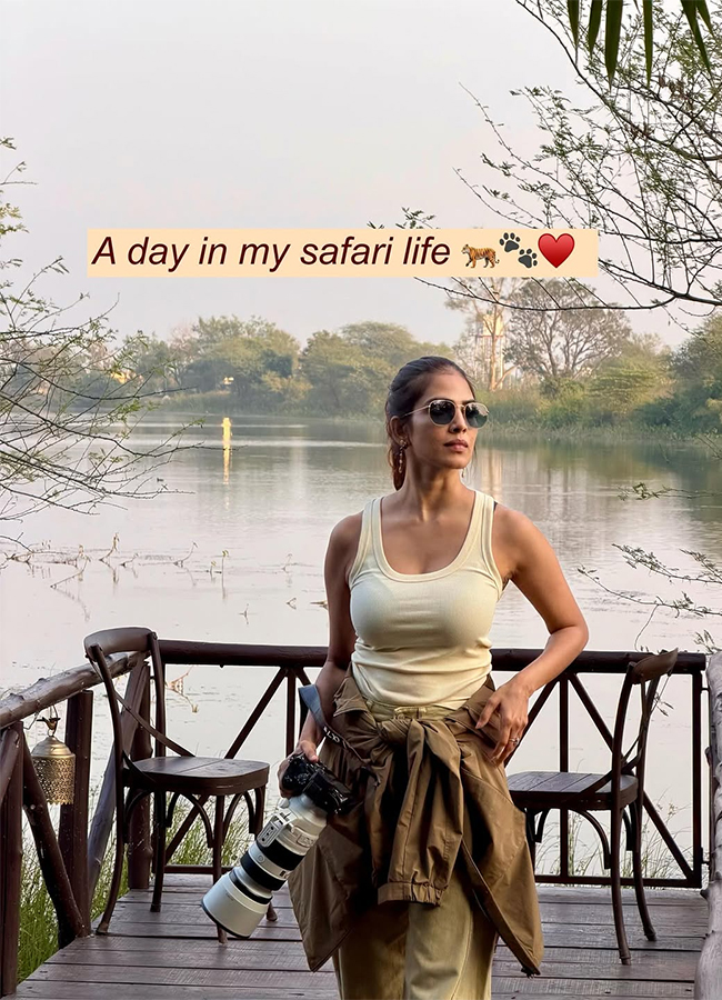 Actress_20Malavika_20Mohanan_20Safari_20Ride_20Exclusive_20Photos__20_282_29.jpg 2