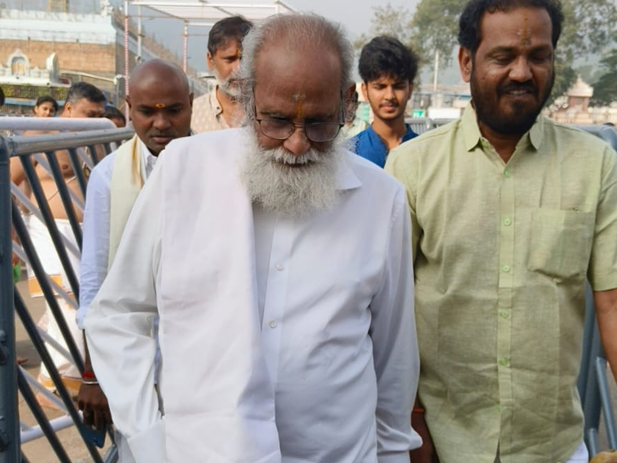 Film_20celebrities_20visit_20Lord_20Venkateswara_20Tirumala_20Photos_20_2810_29.jpg 16