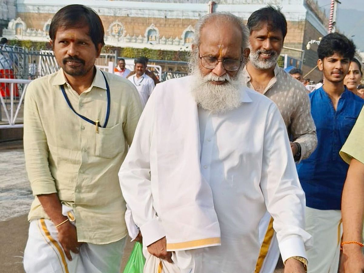Film_20celebrities_20visit_20Lord_20Venkateswara_20Tirumala_20Photos_20_286_29.jpg 12