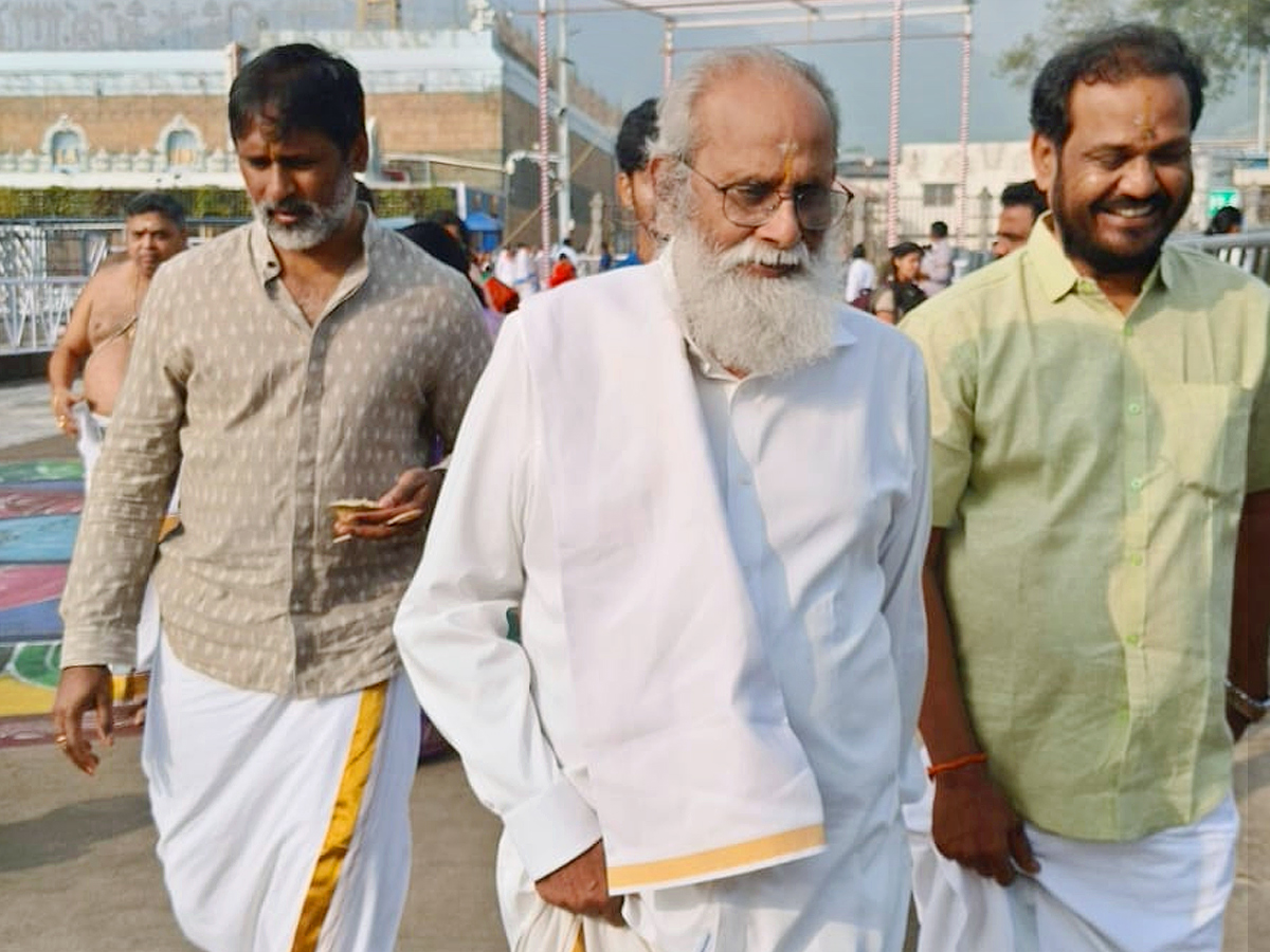Film_20celebrities_20visit_20Lord_20Venkateswara_20Tirumala_20Photos_20_288_29.jpg 14