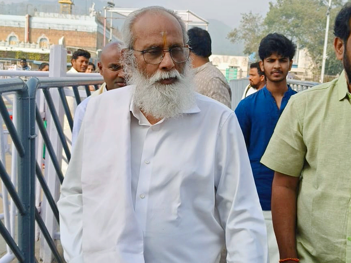 Film_20celebrities_20visit_20Lord_20Venkateswara_20Tirumala_20Photos_20_289_29.jpg 15