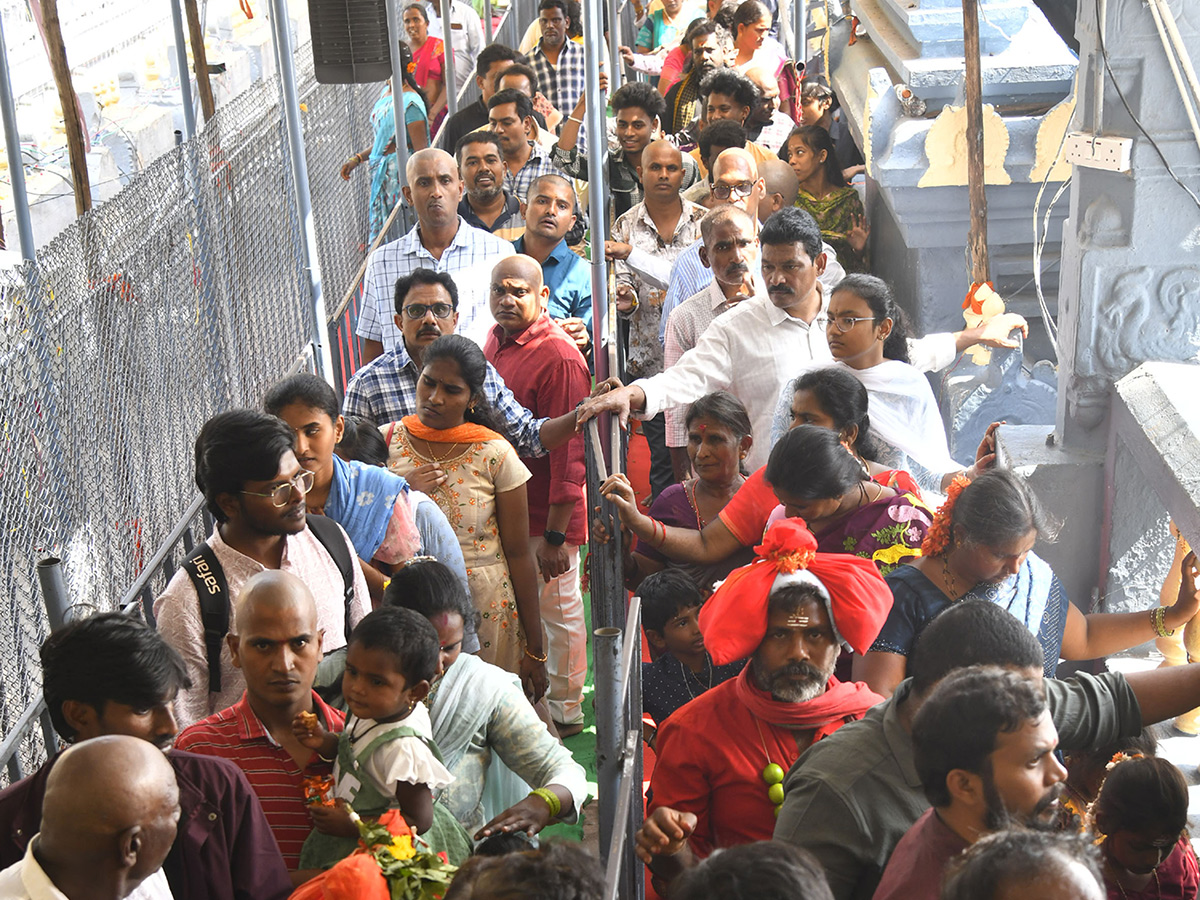 Heavy_20Rush_20of_20Bhavani_20Deeksha_20Viraman_20on_20Indrakeeladri__20_2810_29.jpg 10