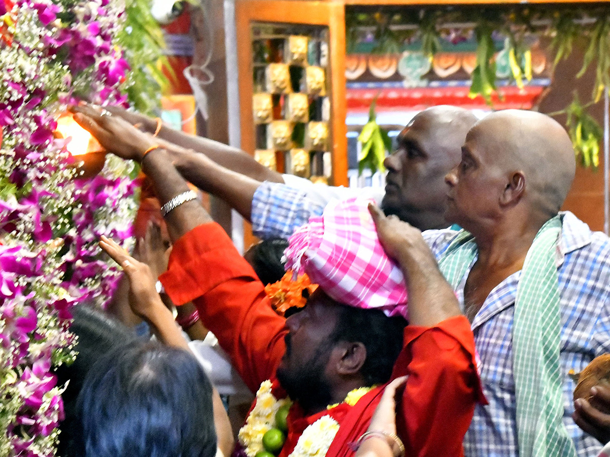 Heavy_20Rush_20of_20Bhavani_20Deeksha_20Viraman_20on_20Indrakeeladri__20_2811_29.jpg 11