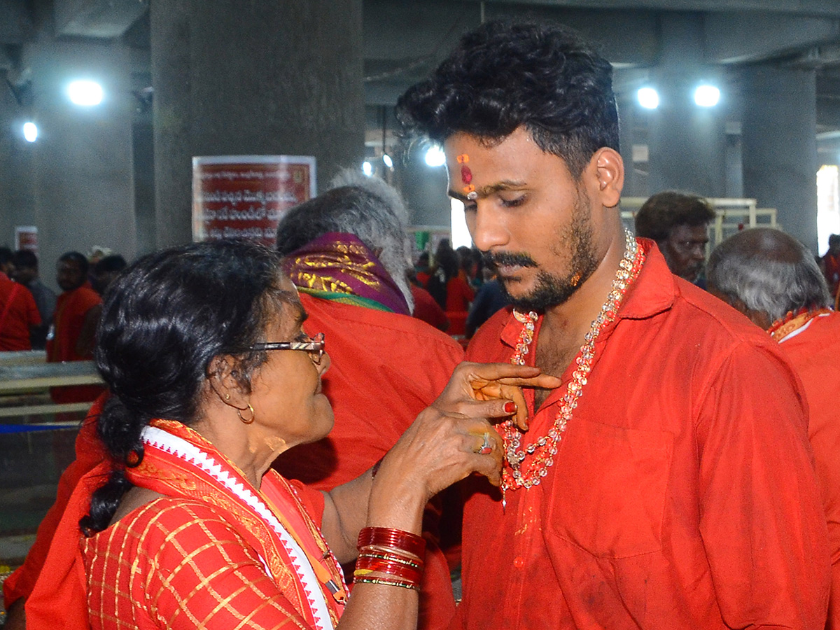 Heavy_20Rush_20of_20Bhavani_20Deeksha_20Viraman_20on_20Indrakeeladri__20_2824_29.jpg 24