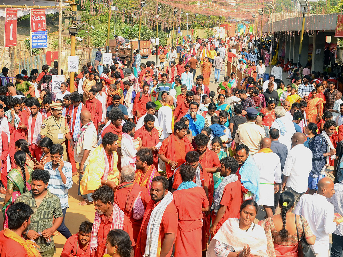 Heavy_20Rush_20of_20Bhavani_20Deeksha_20Viraman_20on_20Indrakeeladri__20_287_29.jpg 7