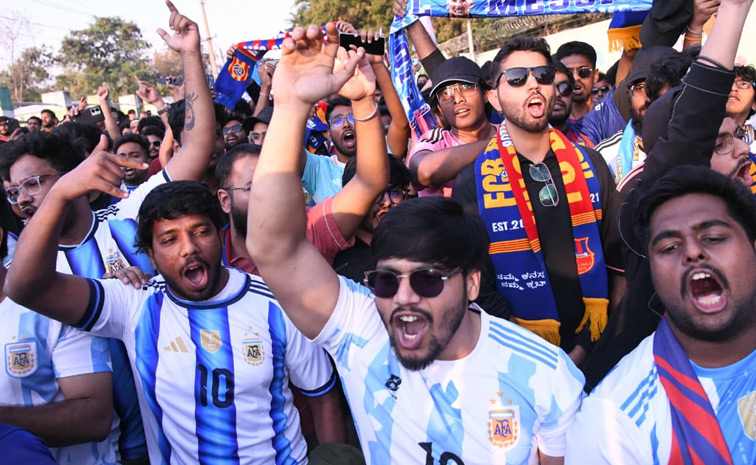 Lionel_20Messi_20Connects_20with_20Hyderabad_20Stadium_20Fans_20Photos_20_2810_29.jpg 5