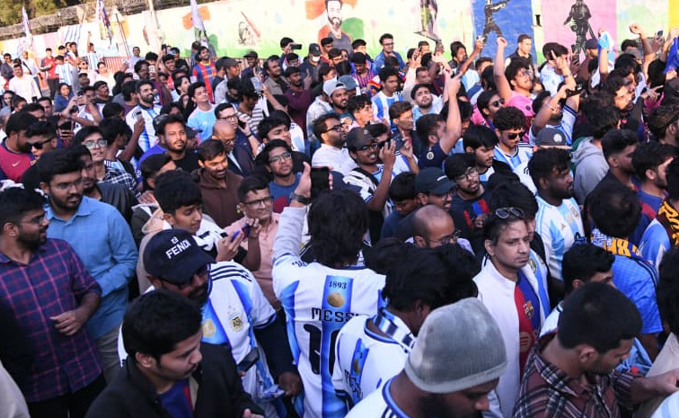 Lionel_20Messi_20Connects_20with_20Hyderabad_20Stadium_20Fans_20Photos_20_2811_29.jpg 6