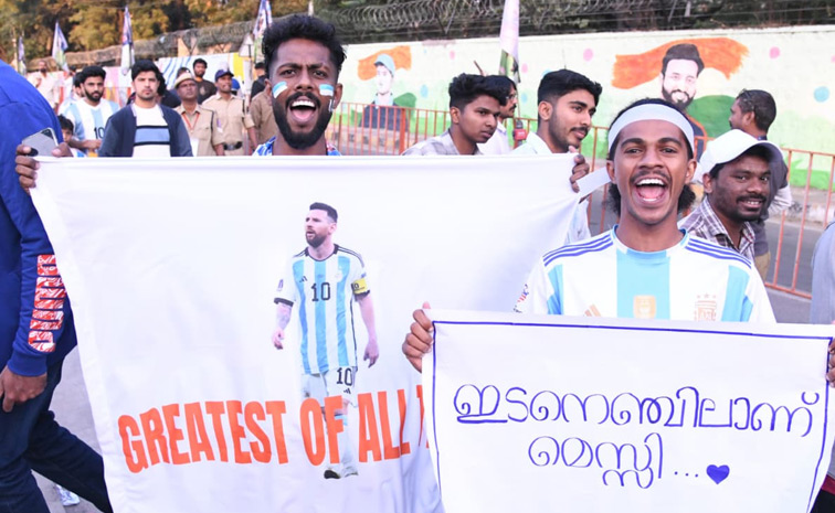 Lionel_20Messi_20Connects_20with_20Hyderabad_20Stadium_20Fans_20Photos_20_282_29.jpg 8